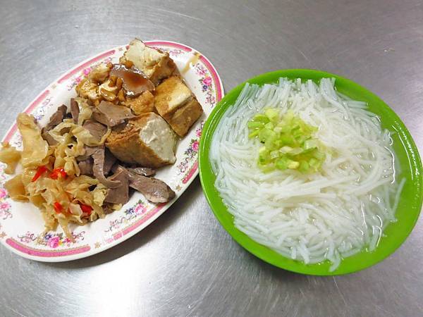 【新莊美食】佳味米粉湯-來這必吃小菜 【新莊美食】佳味米粉湯-來這必吃小菜