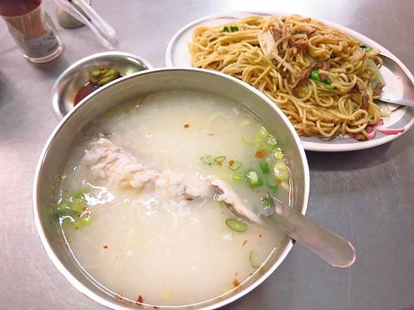【三重美食】環河南路現炒飯麵-附近居民才知道的隱藏版美食 【三重美食】環河南路現炒飯麵-附近居民才知道的隱藏版美食