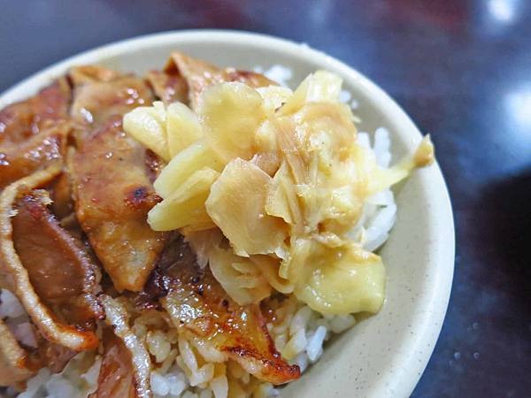 【高雄美食】阿霞燒肉飯-30年老店的知名燒肉飯