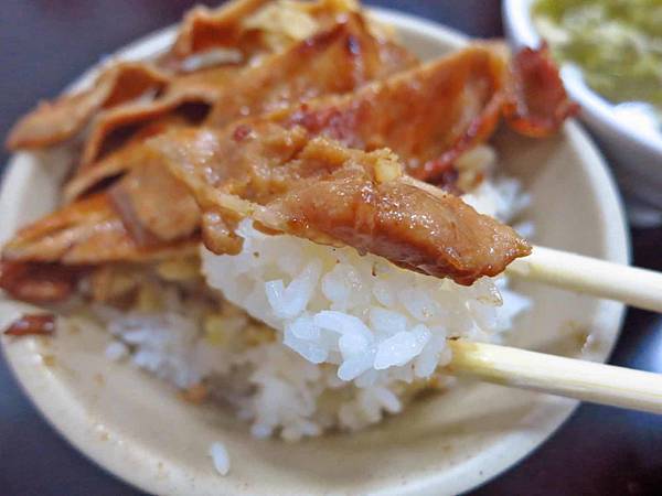 【高雄美食】阿霞燒肉飯-30年老店的知名燒肉飯