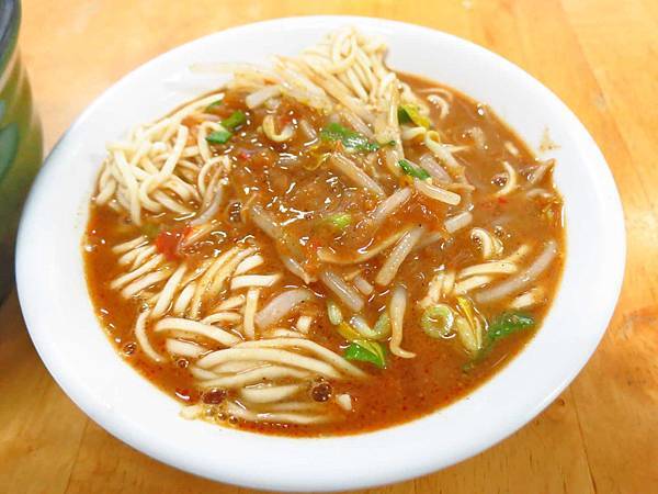 【宜蘭美食】正宗四川辣担麵-超大爽快的蘿蔔排骨湯