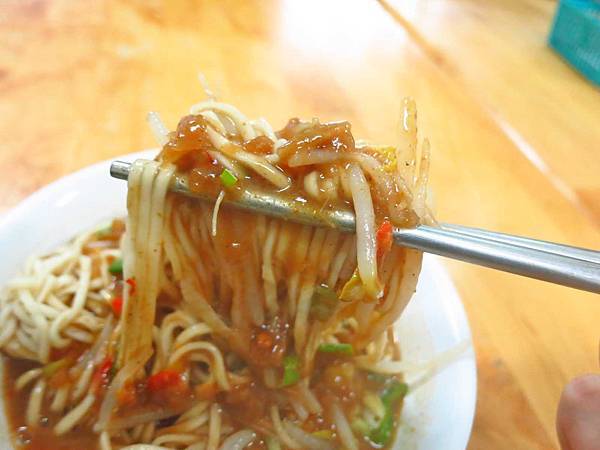 【宜蘭美食】正宗四川辣担麵-超大爽快的蘿蔔排骨湯