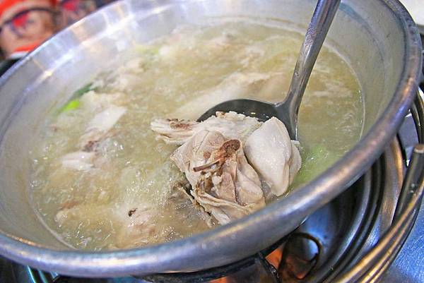 【韓國首爾】陳玉華一隻雞-湯鮮味美肉質軟嫩的雞肉鍋