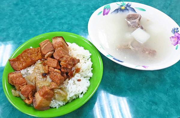 【蘆洲美食】艋舺排骨湯-燉到軟爛入口即化的排骨湯 【蘆洲美食】艋舺排骨湯-燉到軟爛入口即化的排骨湯