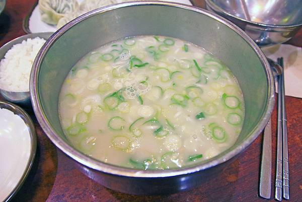 【明洞美食】神仙雪濃湯-超大顆又美味的餃子