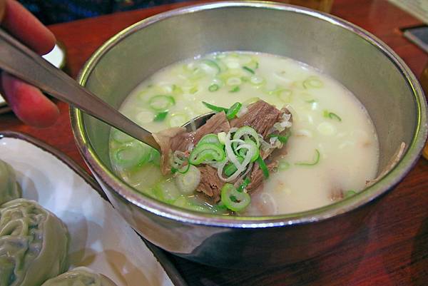 【明洞美食】神仙雪濃湯-超大顆又美味的餃子
