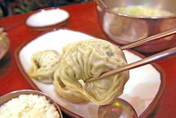 【明洞美食】神仙雪濃湯-超大顆又美味的餃子