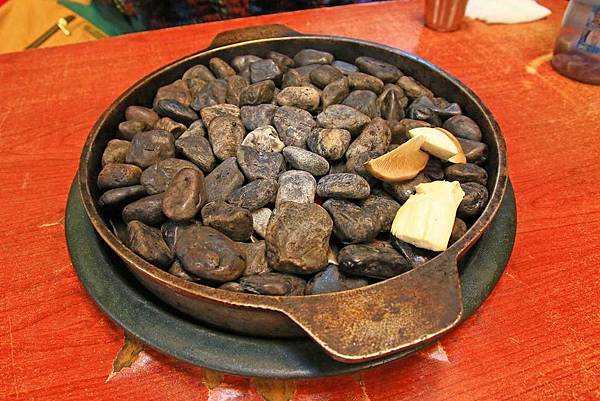 【韓國首爾】小豬存錢桶-用石頭來燒烤食材的烤肉店