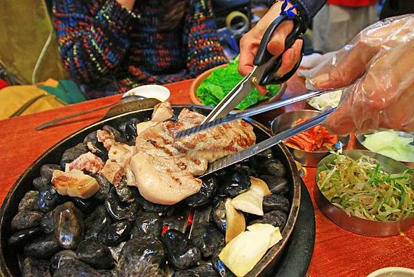 【韓國首爾】小豬存錢桶-用石頭來燒烤食材的烤肉店
