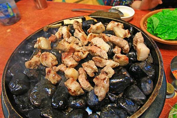 【韓國首爾】小豬存錢桶-用石頭來燒烤食材的烤肉店