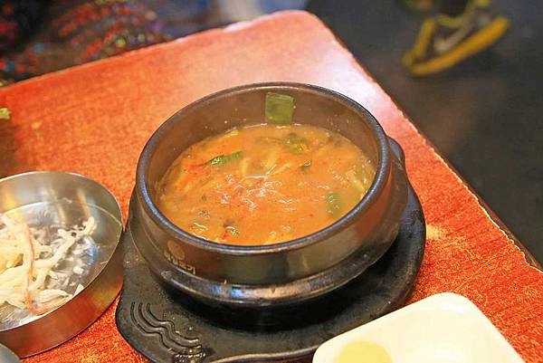 【韓國首爾】小豬存錢桶-用石頭來燒烤食材的烤肉店