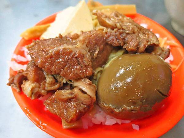 【桃園美食】大小魯肉飯-在地人極推的雞排飯