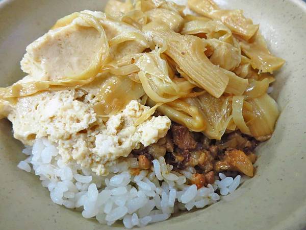 【桃園美食】大小魯肉飯-在地人極推的雞排飯