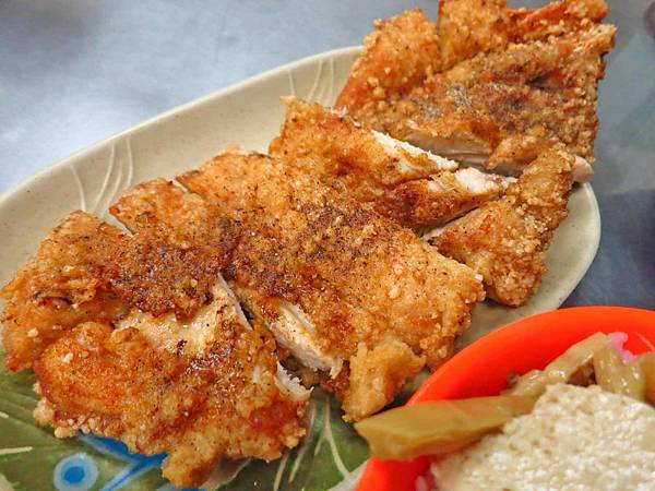 【桃園美食】大小魯肉飯-在地人極推的雞排飯