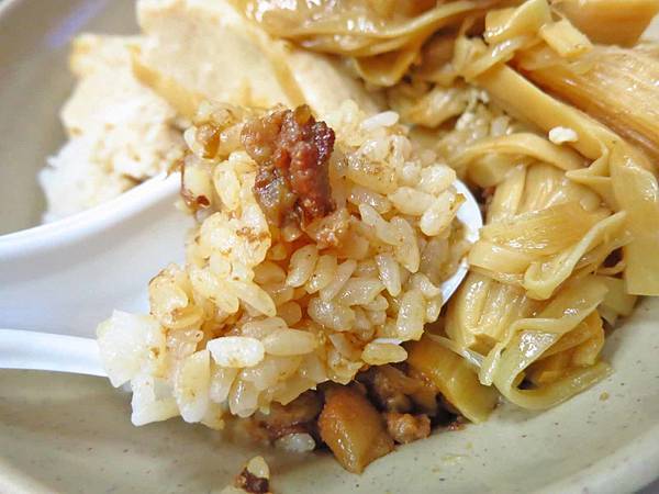 【桃園美食】大小魯肉飯-在地人極推的雞排飯