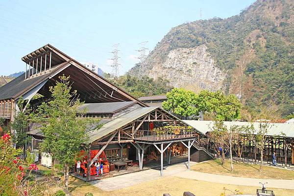 【台中二天一夜包车自由行】台中必玩的十大精选景点，美丽的庄园古堡、怀旧老街、特殊地形景观、观光酒厂景点，吃衣住行自由行完整规划，一次全包