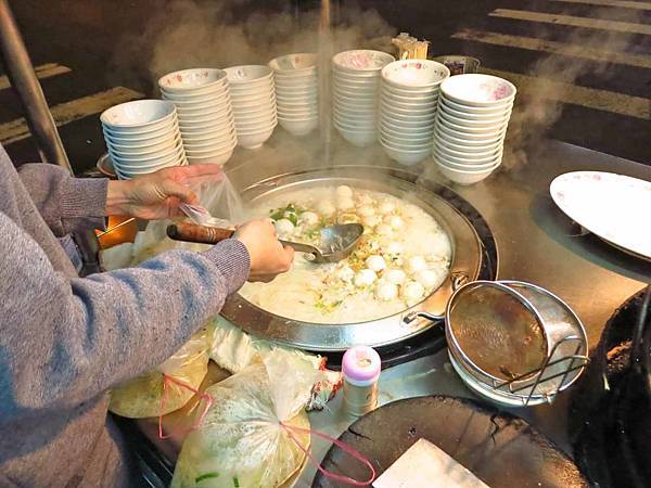 【台北美食】旗魚新竹米粉-延三夜市裡的超人氣米粉湯