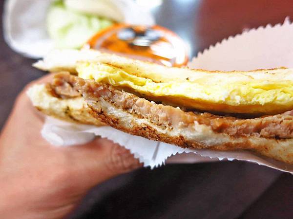 【蘆洲美食】喜得炭火燒三明治-軟綿綿甜滋滋的燒肉蛋吐司