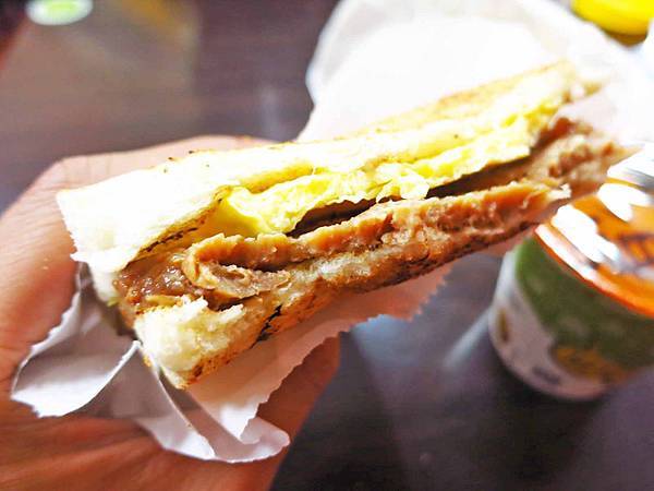 【蘆洲美食】喜得炭火燒三明治-軟綿綿甜滋滋的燒肉蛋吐司