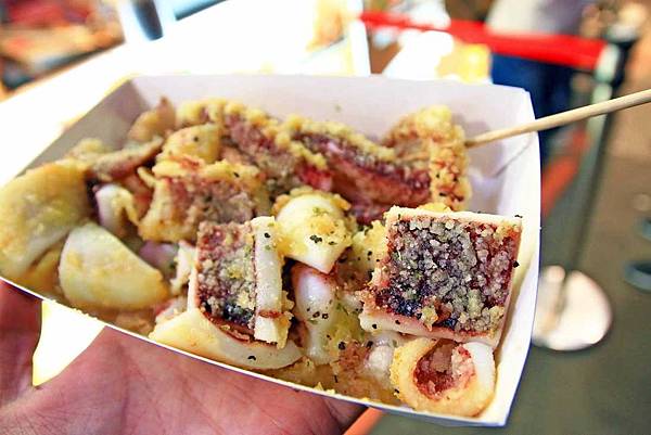 【西門町美食】西門町也能吃到百元內的平價平民美食！現炸魷魚、蒜香雞、北海道燒魷魚、韓式起司炸雞、太妃堂、火焰骰子牛肉六種品牌超過４０種不同口味！