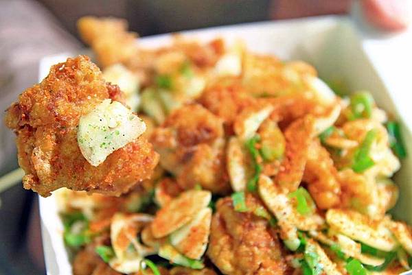 【西門町美食】西門町也能吃到百元內的平價平民美食！現炸魷魚、蒜香雞、北海道燒魷魚、韓式起司炸雞、太妃堂、火焰骰子牛肉六種品牌超過４０種不同口味！