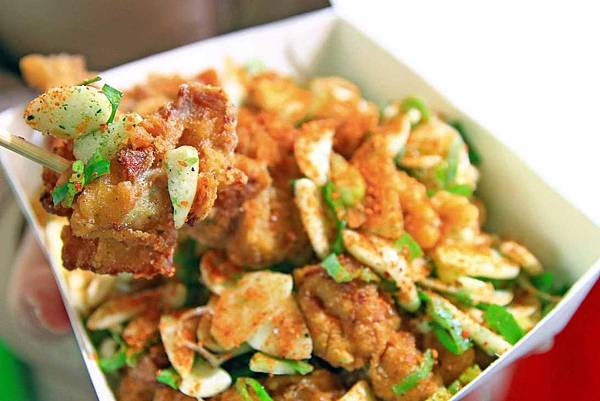 【西門町美食】西門町也能吃到百元內的平價平民美食！現炸魷魚、蒜香雞、北海道燒魷魚、韓式起司炸雞、太妃堂、火焰骰子牛肉六種品牌超過４０種不同口味！