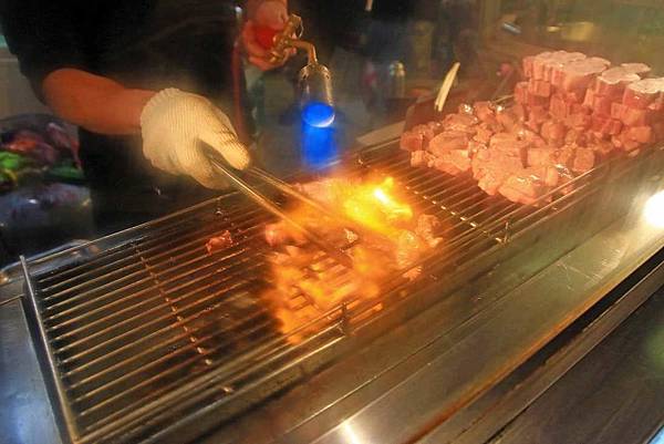 【西門町美食】西門町也能吃到百元內的平價平民美食！現炸魷魚、蒜香雞、北海道燒魷魚、韓式起司炸雞、太妃堂、火焰骰子牛肉六種品牌超過４０種不同口味！