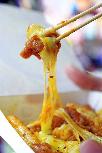 【西門町美食】西門町也能吃到百元內的平價平民美食！現炸魷魚、蒜香雞、北海道燒魷魚、韓式起司炸雞、太妃堂、火焰骰子牛肉六種品牌超過４０種不同口味！