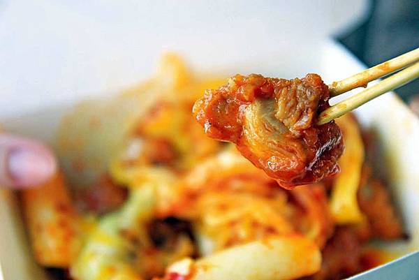 【西門町美食】西門町也能吃到百元內的平價平民美食！現炸魷魚、蒜香雞、北海道燒魷魚、韓式起司炸雞、太妃堂、火焰骰子牛肉六種品牌超過４０種不同口味！