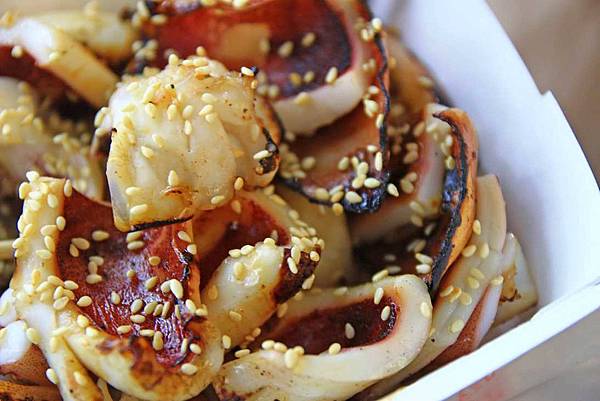 【西門町美食】西門町也能吃到百元內的平價平民美食！現炸魷魚、蒜香雞、北海道燒魷魚、韓式起司炸雞、太妃堂、火焰骰子牛肉六種品牌超過４０種不同口味！