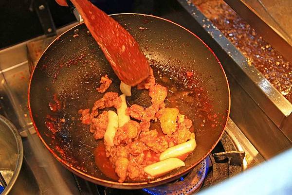 【西門町美食】西門町也能吃到百元內的平價平民美食！現炸魷魚、蒜香雞、北海道燒魷魚、韓式起司炸雞、太妃堂、火焰骰子牛肉六種品牌超過４０種不同口味！