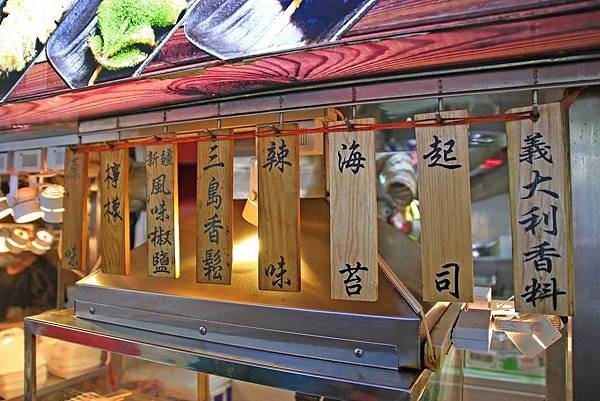 【西門町美食】西門町也能吃到百元內的平價平民美食！現炸魷魚、蒜香雞、北海道燒魷魚、韓式起司炸雞、太妃堂、火焰骰子牛肉六種品牌超過４０種不同口味！