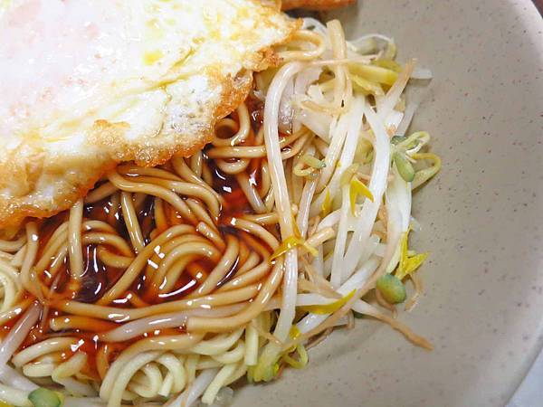 【萬華美食】阿伯蛋包麵-在地人才知道的隱藏版口袋名單