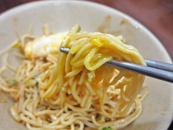 【萬華美食】阿伯蛋包麵-在地人才知道的隱藏版口袋名單