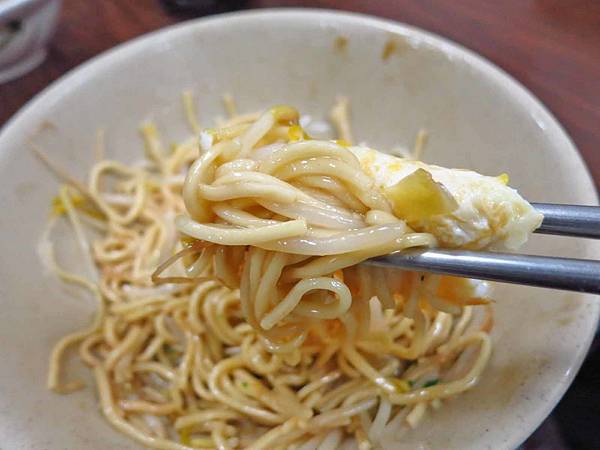 【萬華美食】阿伯蛋包麵-在地人才知道的隱藏版口袋名單