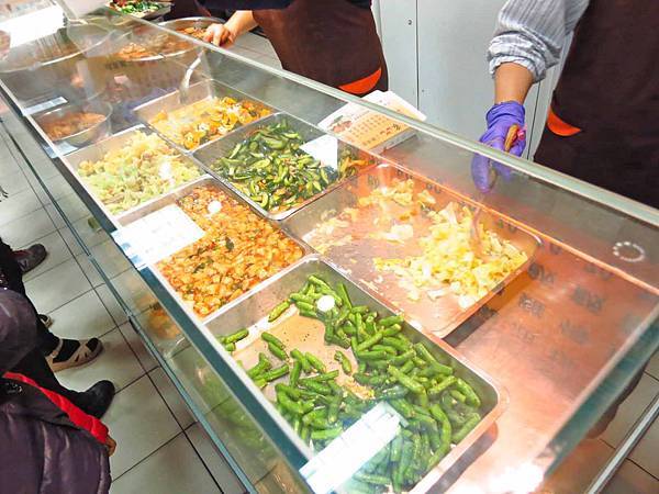 【蘆洲美食】東家三寶快餐店-長安街上的超人氣便當店