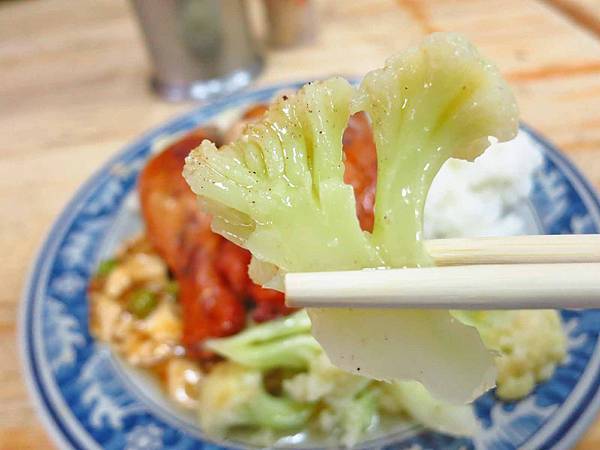 【蘆洲美食】東家三寶快餐店-長安街上的超人氣便當店