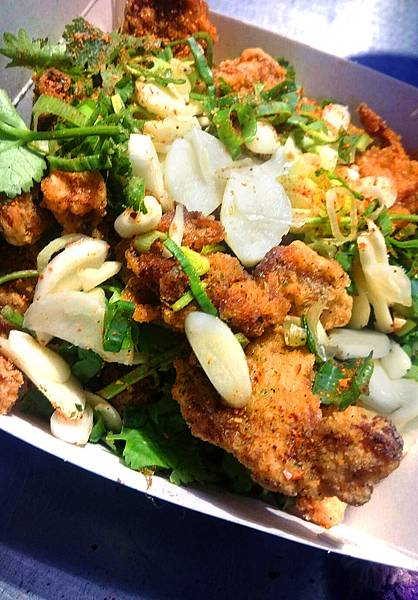 【西門町美食】西門町也能吃到百元內的平價平民美食！現炸魷魚、蒜香雞、北海道燒魷魚、韓式起司炸雞、太妃堂、火焰骰子牛肉六種品牌超過４０種不同口味！