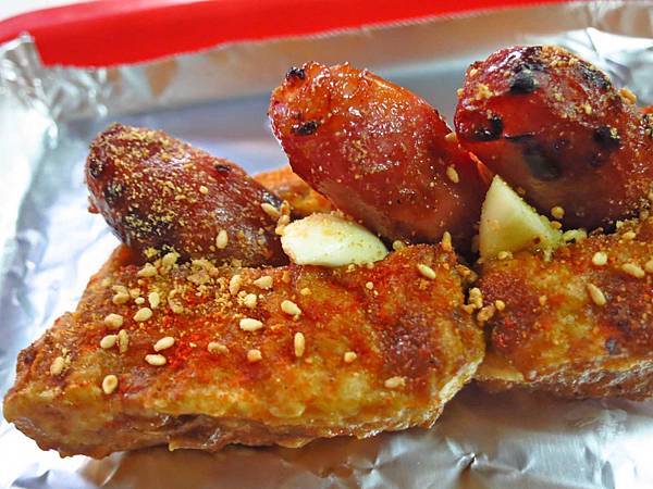 【新莊美食】林記養生藥膳串燒臭豆腐-香腸與臭豆腐的奇妙結合