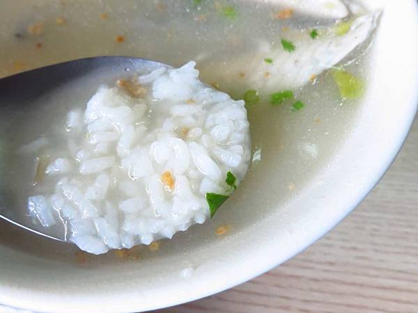 【台南美食】阿星鹹粥-在地人喜愛的排隊虱目魚店