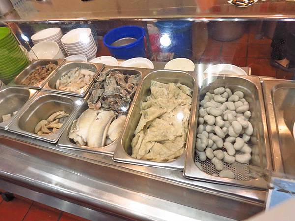 【台南美食】第三代虱目魚丸-1碗湯裡有8種不同口味的魚丸