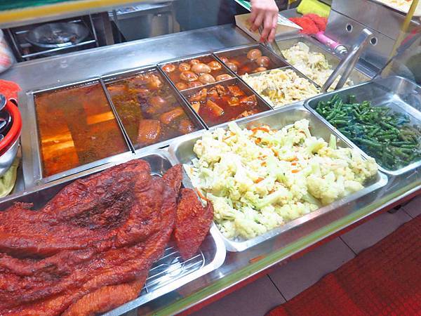 【台北美食】王記咖哩飯-用餐時間爆多人潮的便當店