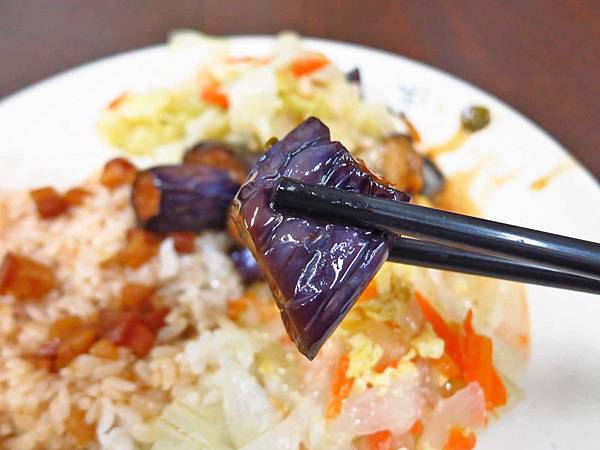 【台北美食】王記咖哩飯-用餐時間爆多人潮的便當店