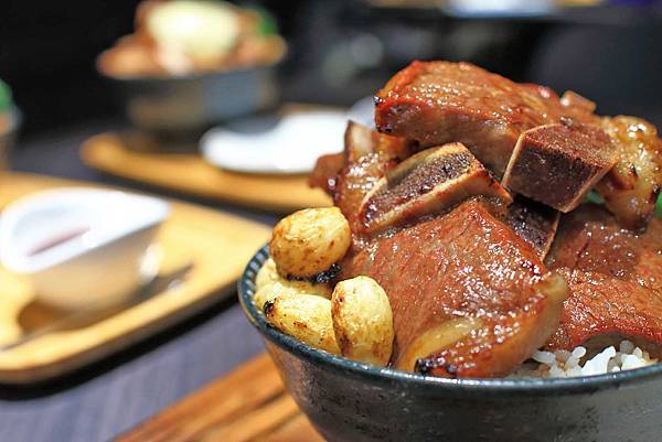 【桃園餐廳】開丼燒肉vs丼飯-主菜滿到爆出來的超邪惡丼飯