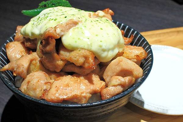 【桃園餐廳】開丼燒肉vs丼飯-主菜滿到爆出來的超邪惡丼飯