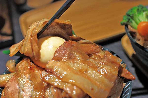 【桃園餐廳】開丼燒肉vs丼飯-主菜滿到爆出來的超邪惡丼飯