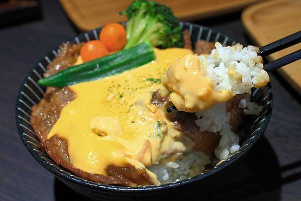 【桃園餐廳】開丼燒肉vs丼飯-主菜滿到爆出來的超邪惡丼飯