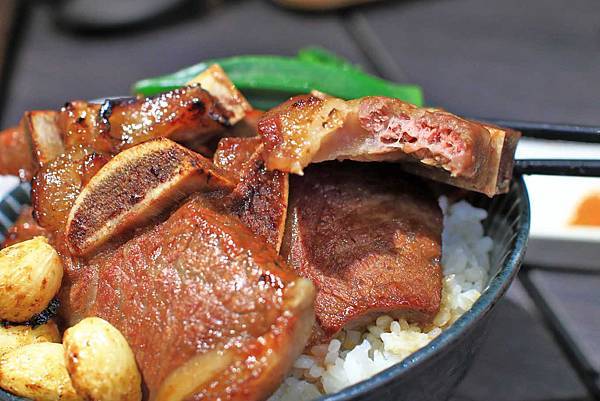 【桃園餐廳】開丼燒肉vs丼飯-主菜滿到爆出來的超邪惡丼飯