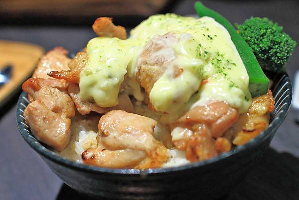 【桃園餐廳】開丼燒肉vs丼飯-主菜滿到爆出來的超邪惡丼飯