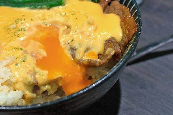 【桃園餐廳】開丼燒肉vs丼飯-主菜滿到爆出來的超邪惡丼飯